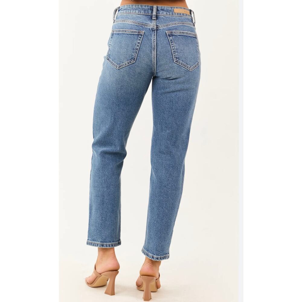 Cello High Rise Straight Leg Cropped Mom Jean 28x27 Chic Casual Classic Modern